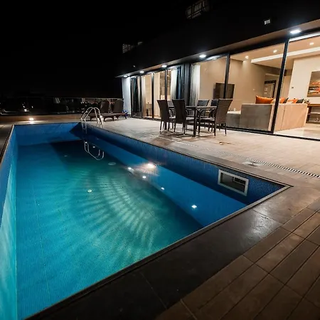 Luxurious Penthouse & Swimming Pool * Nikozja