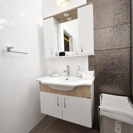 Luxurious Penthouse & Swimming Pool Apartament