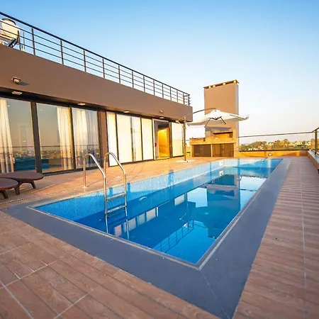 Luxurious Penthouse & Swimming Pool Nikozja