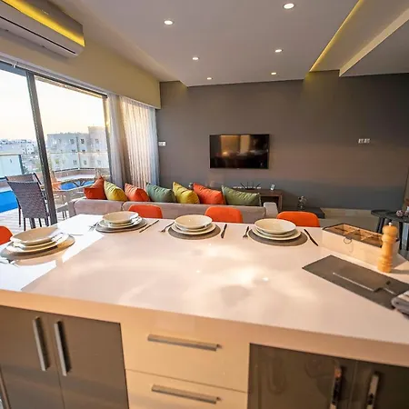 Luxurious Penthouse & Swimming Pool Apartament Nikozja